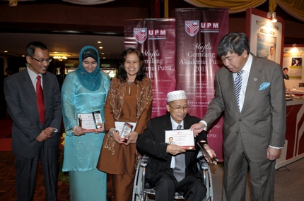 Second from left, Prof. Madya Dr. Zeenathul Nazariah Allaudin, Prof. Dr. Fatimah Mohamed Arshad and Prof. Dato’ Dr. Yaakob Che Man, are the three recipients of the Vice Chancellor Special Award together with Sultan of Selangor